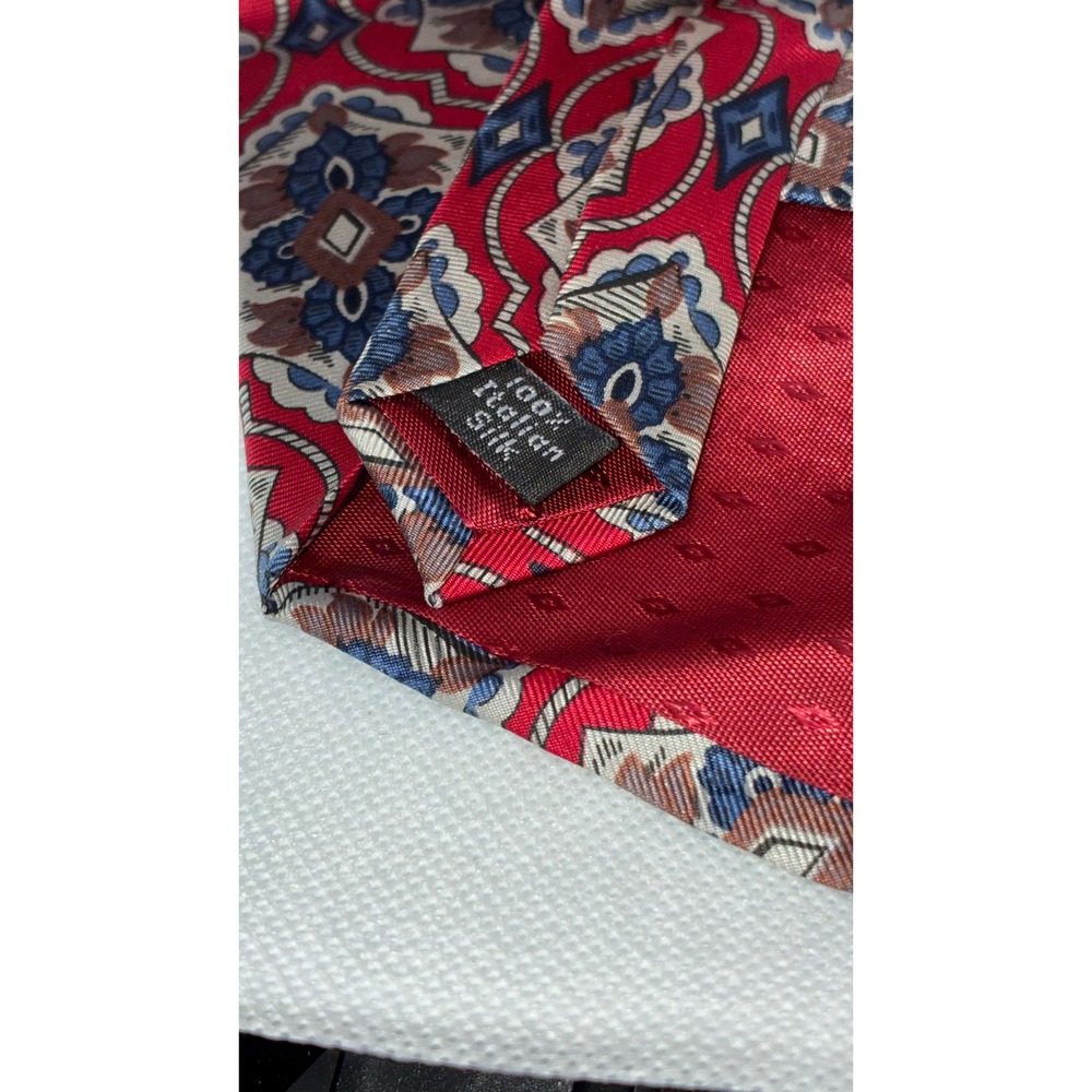 Domani Mens Red Blue Medallion Geometric 100% Italian Silk Necktie 4 Inch Width - Picture 7 of 7